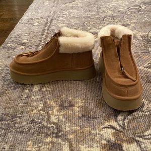 Ugg Funkette Boot size 7 never worn!